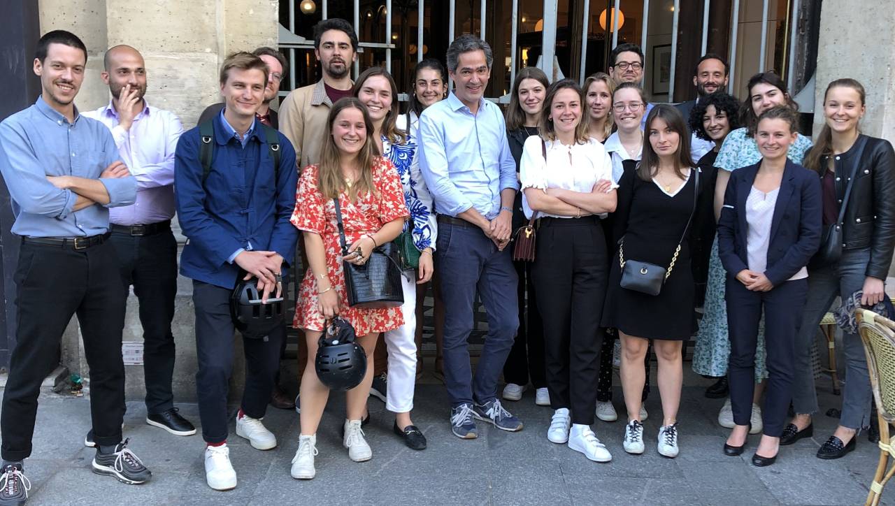 Les bénévoles de la section française de The good lobby posent avec le staff